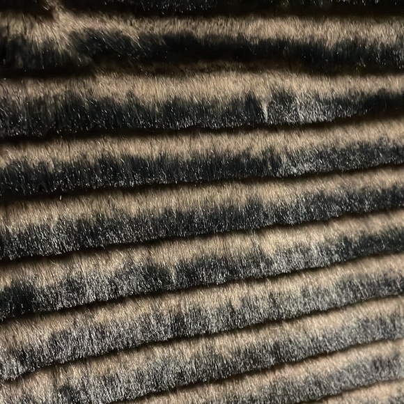 Tahari faux fur vest with hood - Picture 3 of 3